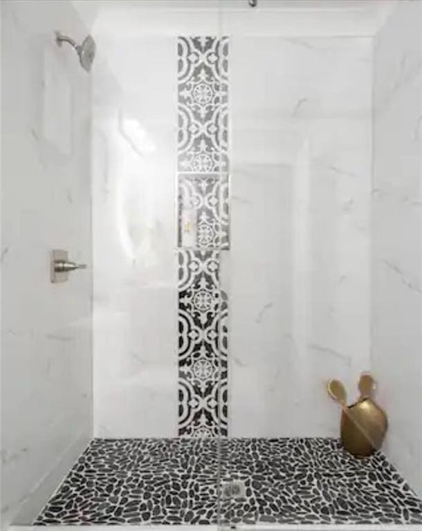 bathroom featuring tiled shower