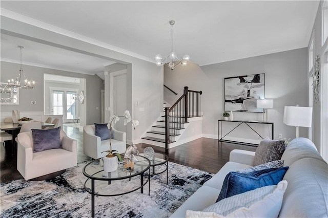 living room featuring an inviting chandelier, hardwood / wood-style flooring, and crown molding