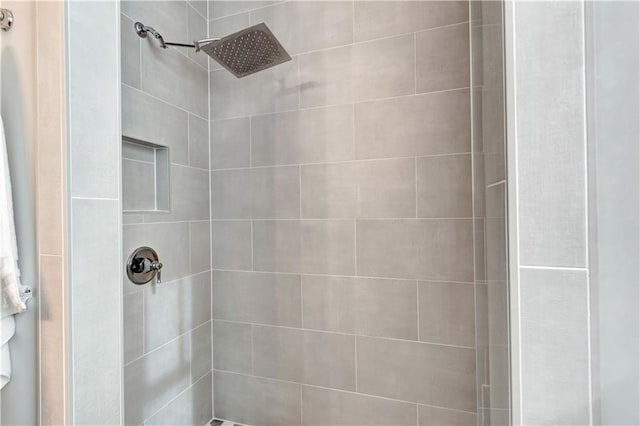 bathroom featuring a tile shower