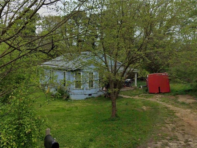 view of yard with an outdoor structure and a shed