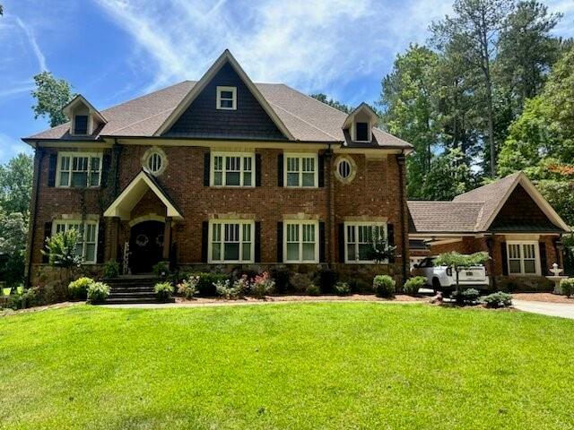 view of front of home featuring a front lawn