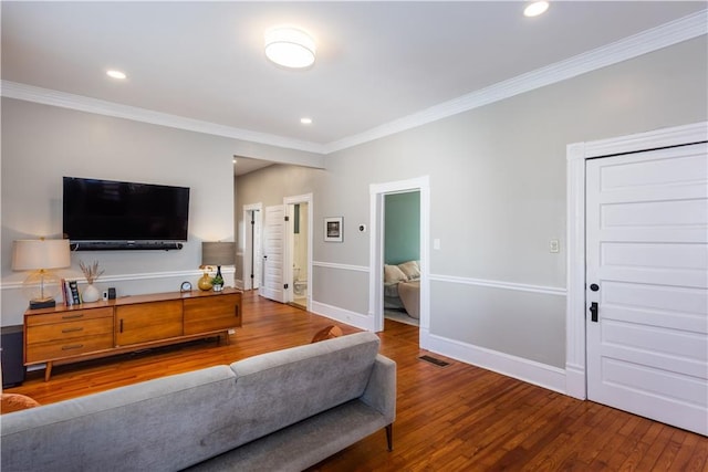 living room featuring recessed lighting, baseboards, wood finished floors, and ornamental molding