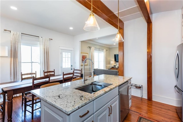 kitchen with recessed lighting, dark wood-type flooring, a sink, hanging light fixtures, and appliances with stainless steel finishes