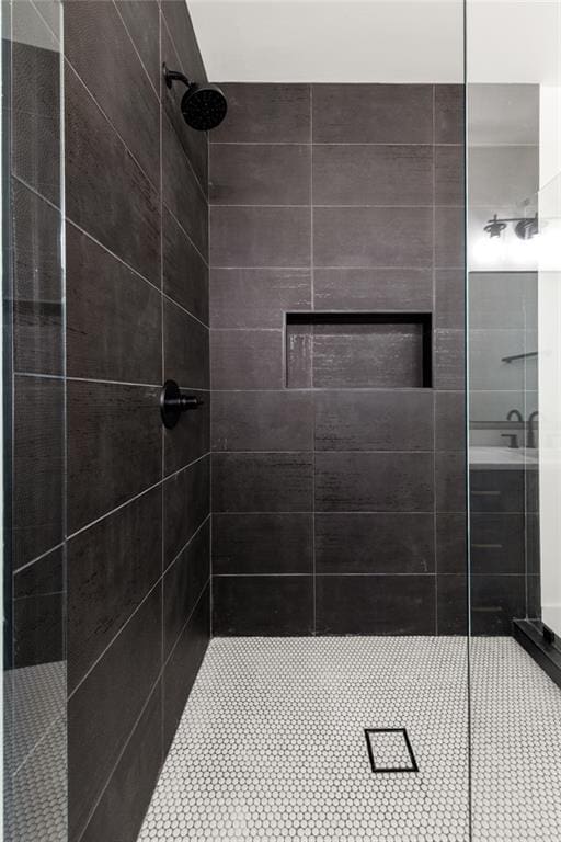 6178 Lake Lanier Height Rd, Buford, GA 30518 - bathroom featuring a tile shower
