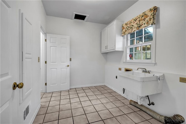 washroom featuring a sink, visible vents, cabinet space, and hookup for a washing machine