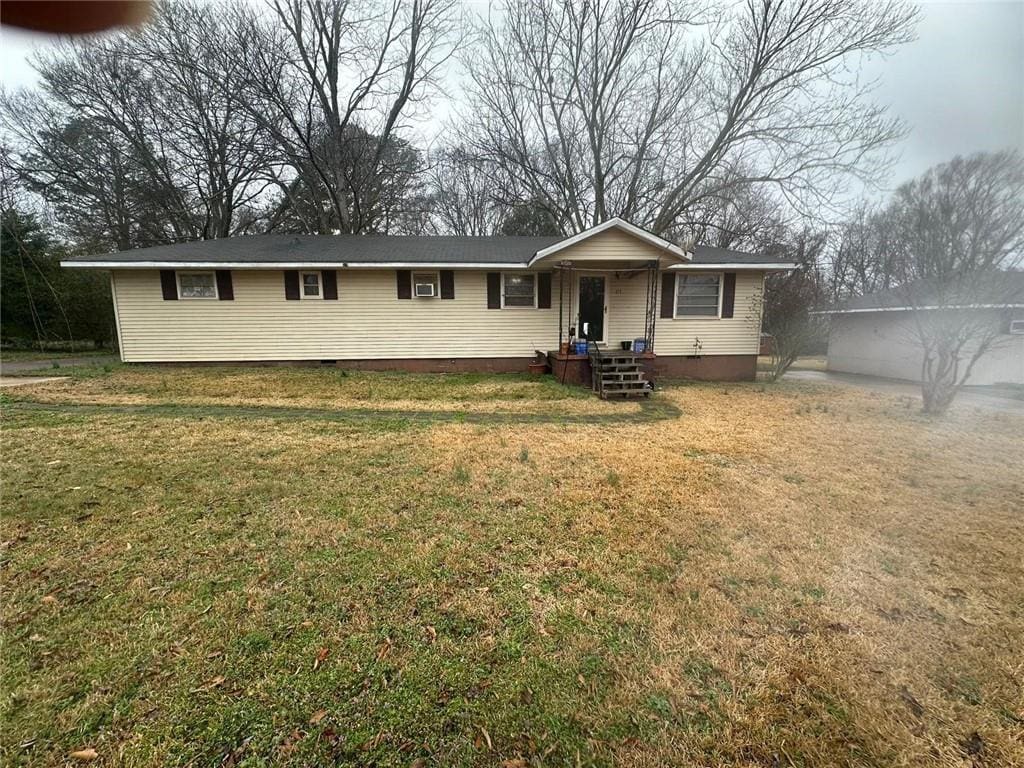 single story home featuring a front yard