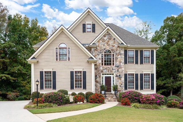 view of front of property featuring a front lawn