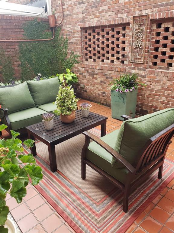 balcony featuring an outdoor hangout area