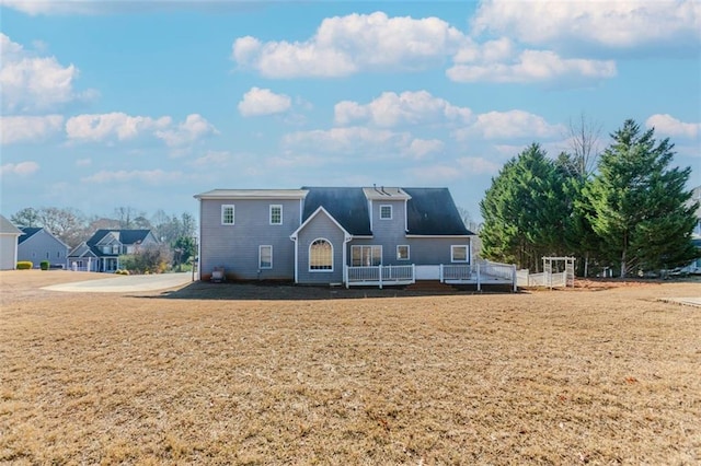 view of front facade featuring a front lawn