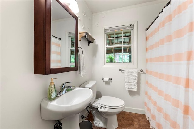 bathroom featuring toilet, a sink, a shower with shower curtain, baseboards, and ornamental molding