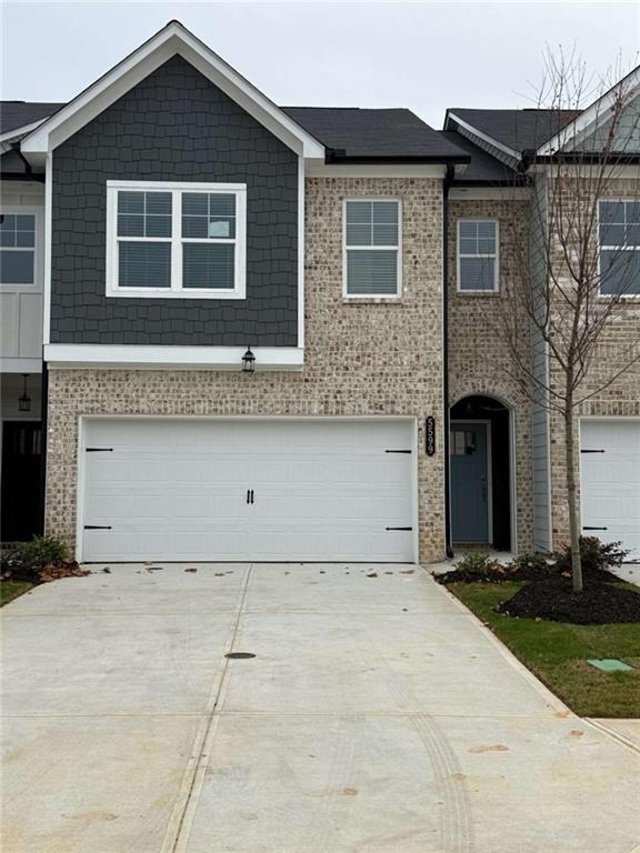 view of front facade featuring a garage