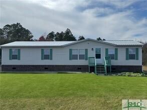 manufactured / mobile home with a front lawn