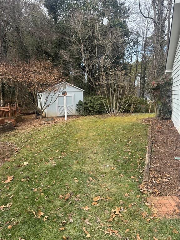 view of yard featuring a storage unit