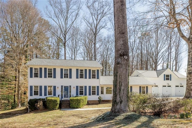 colonial home featuring a front lawn