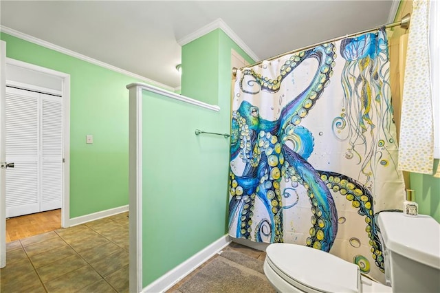 bathroom featuring curtained shower, toilet, baseboards, tile patterned floors, and crown molding