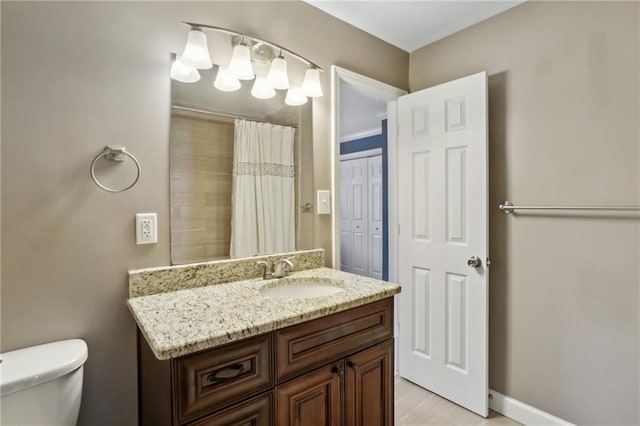 full bath featuring vanity, toilet, a shower with curtain, and baseboards