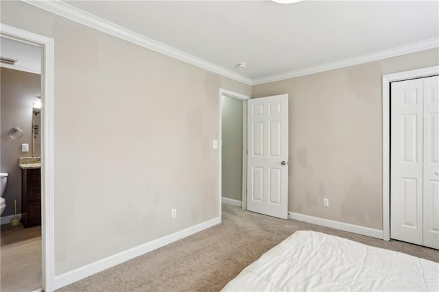 bedroom featuring visible vents, crown molding, baseboards, carpet floors, and a closet