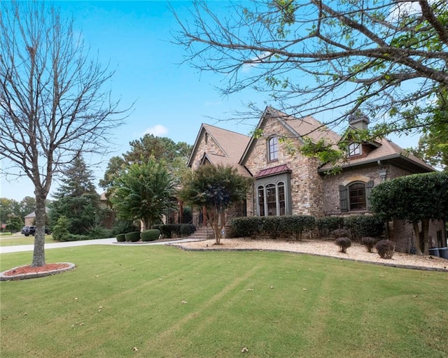 view of front of house featuring a front lawn