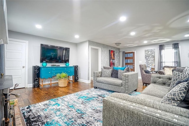 living area featuring baseboards, wood finished floors, and recessed lighting