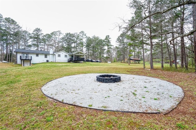 view of yard featuring a fire pit