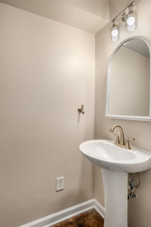 380 Grant Cir SE Unit 110, Atlanta, GA 30315 - bathroom featuring baseboards and a sink