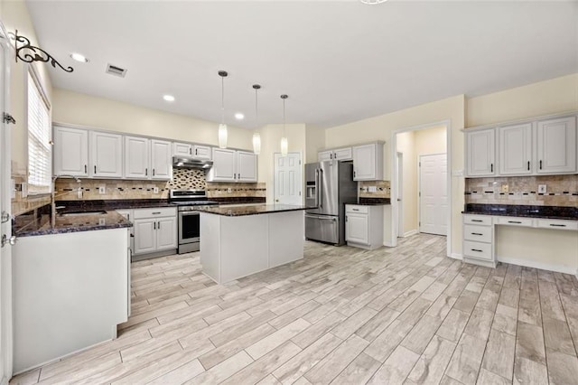 5156 Amberden Hall Dr, Suwanee, GA 30024 - kitchen featuring stainless steel appliances, a sink, backsplash, under cabinet range hood, and light wood-style floors