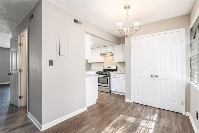 6354 Shannon Pkwy Unit 30C, Union City, GA 30291 - kitchen featuring stainless steel gas range oven, under cabinet range hood, a chandelier, white cabinetry, and a textured ceiling