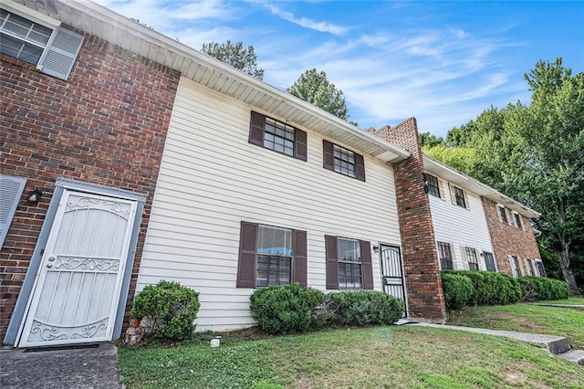 6354 Shannon Pkwy Unit 30C, Union City, GA 30291 - view of side of home featuring a yard and brick siding