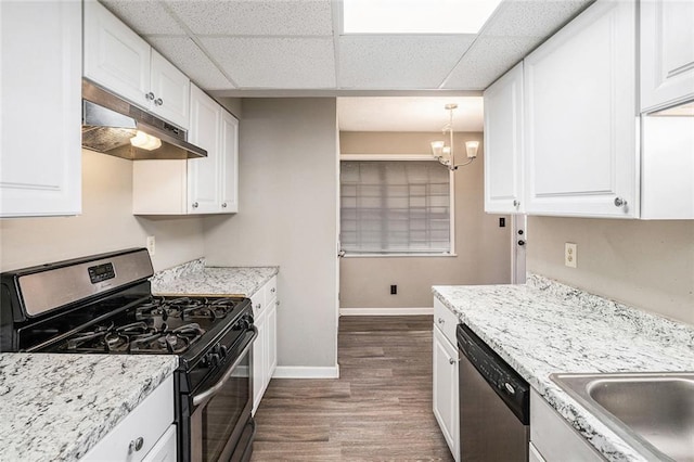 6354 Shannon Pkwy Unit 30C, Union City, GA 30291 - kitchen featuring appliances with stainless steel finishes, dark wood finished floors, white cabinets, under cabinet range hood, and a chandelier
