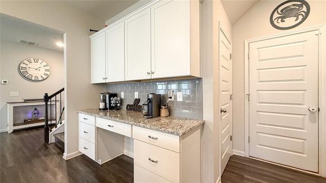 bar featuring visible vents, baseboards, dark wood-style flooring, and backsplash