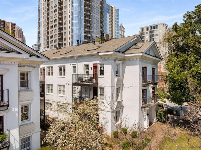 view of apartment building / complex