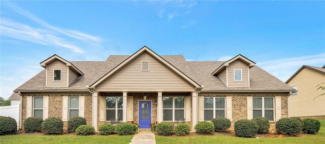 view of front of property with a front yard