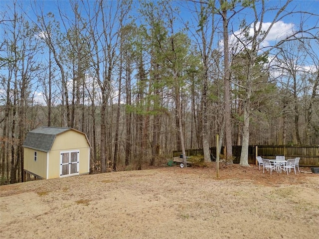 view of yard with a shed