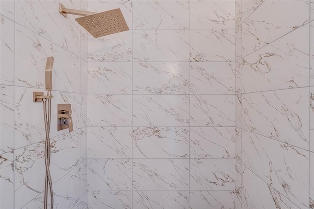 full bathroom featuring a tile shower