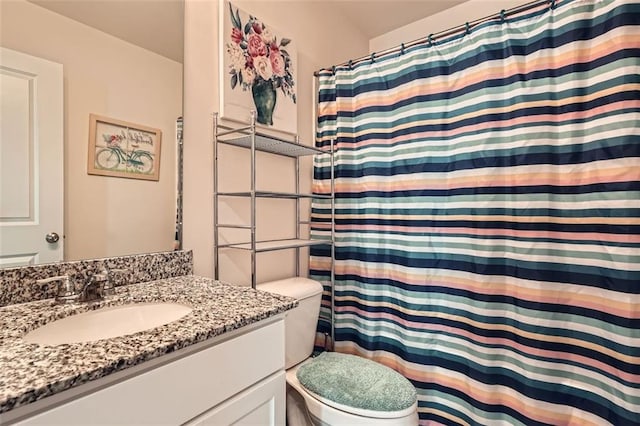 full bath with toilet, curtained shower, and vanity