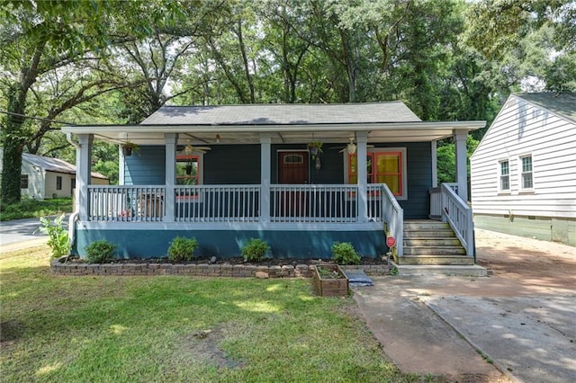 bungalow-style home with ceiling fan, a front lawn, and covered porch