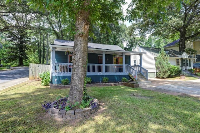 view of front of property featuring a porch and a front yard