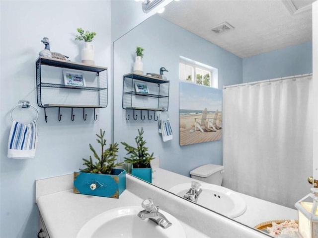 full bath featuring a shower with curtain and vanity