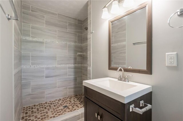 802 San Miguel Dr, Stone Mountain, GA 30083 - bathroom featuring tiled shower and vanity
