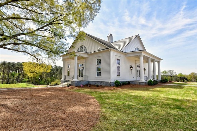 view of front of home with a front lawn