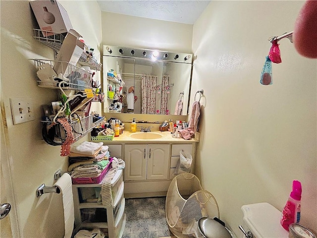 bathroom featuring a shower with shower curtain, vanity, and toilet