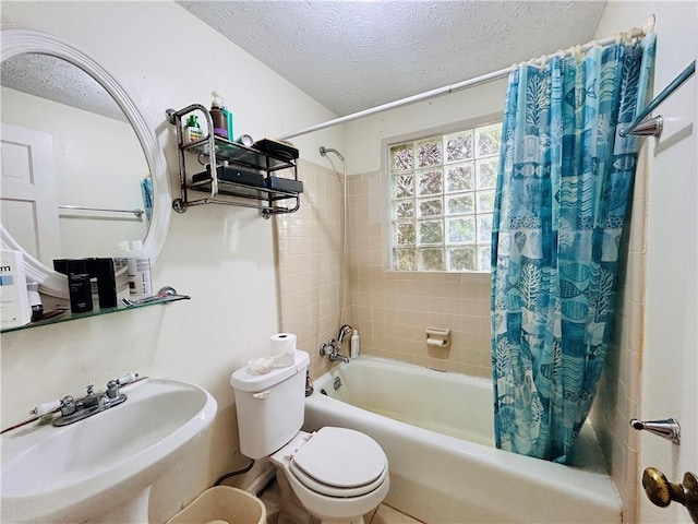 full bathroom featuring a textured ceiling, shower / bath combo, a sink, and toilet