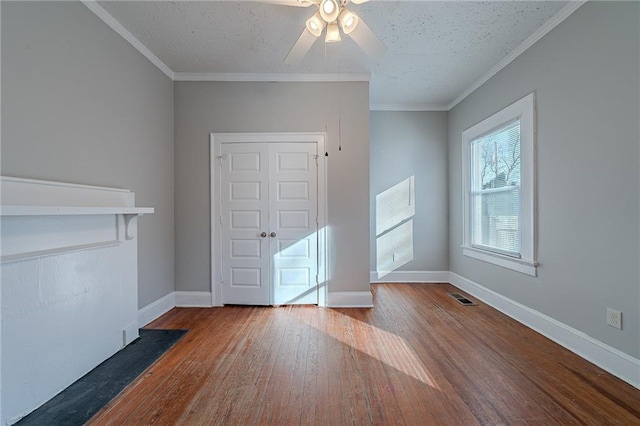 entryway featuring ceiling fan, crown molding, a textured ceiling, and hardwood / wood-style floors