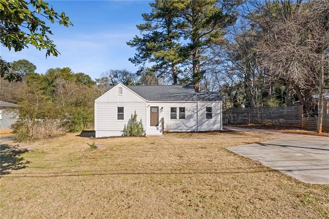 view of front of house featuring a front lawn