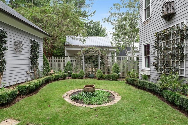 view of yard featuring an outdoor fire pit