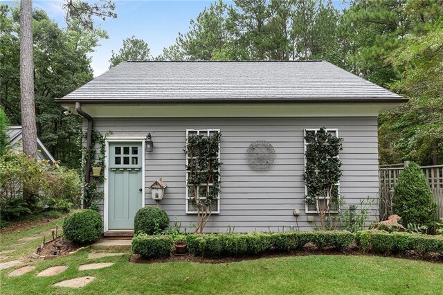 view of front of home featuring a front lawn