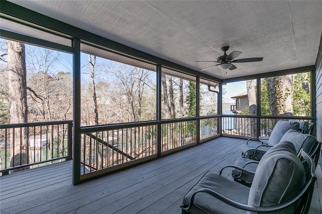 sunroom with ceiling fan