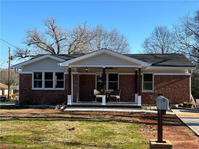 single story home with ceiling fan, a front lawn, and covered porch