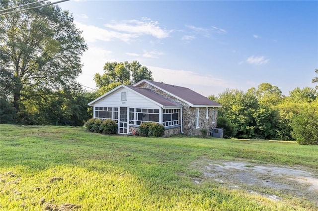 ranch-style home featuring a front lawn