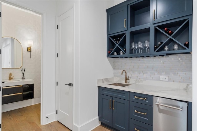 120 Nezhat Pl, Atlanta, GA 30350 - indoor wet bar featuring light wood-type flooring, decorative backsplash, stainless steel dishwasher, and baseboards
